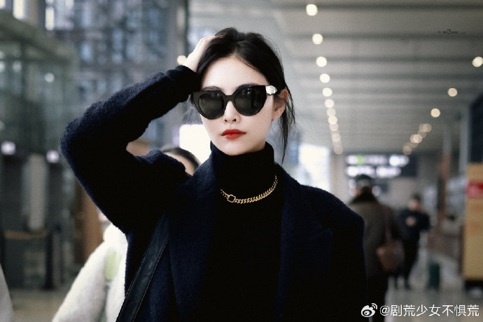 许佳琪最新机场饭拍 全黑造型气场拉满,高级感拿捏了……|许佳琪_新浪