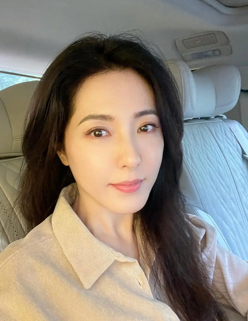 47岁曾黎现身机场被粉丝催婚,女神反问你结婚了吗?