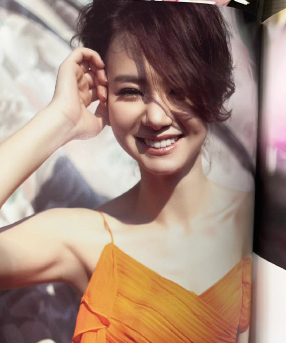 戚薇早期杂志旧照,巴掌大的小脸 超大的眼睛 干净利落的短发……|戚薇