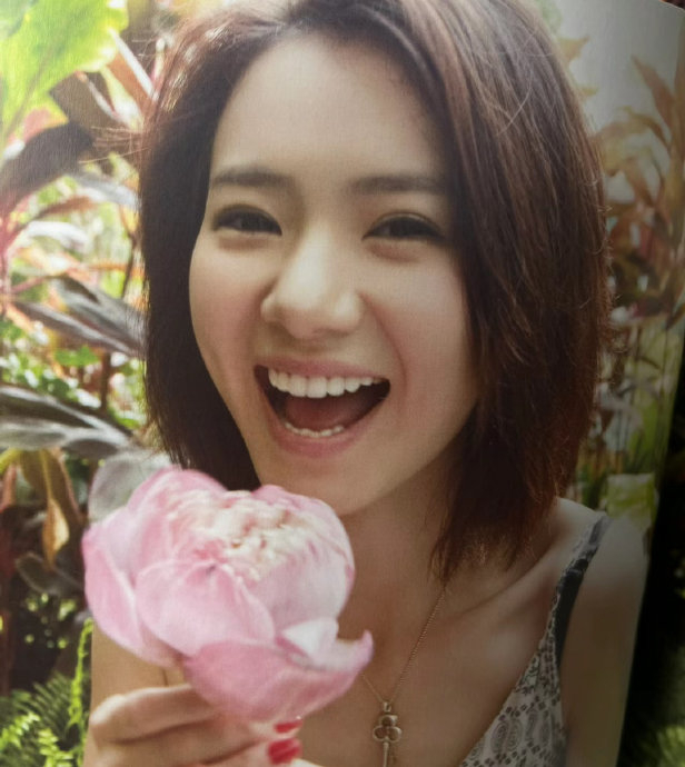 戚薇早期杂志旧照,巴掌大的小脸 超大的眼睛 干净利落的短发……|戚薇