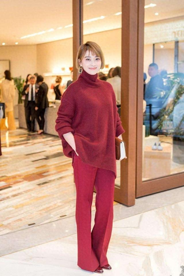 48岁梅婷新剪了波波头年轻10岁穿毛衣阔腿裤美得像换了个人