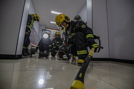     1月29日，四川成都。在金牛区消防救援大队花牌坊消防救援站，消防员们正进行日常训练。汪龙华/摄