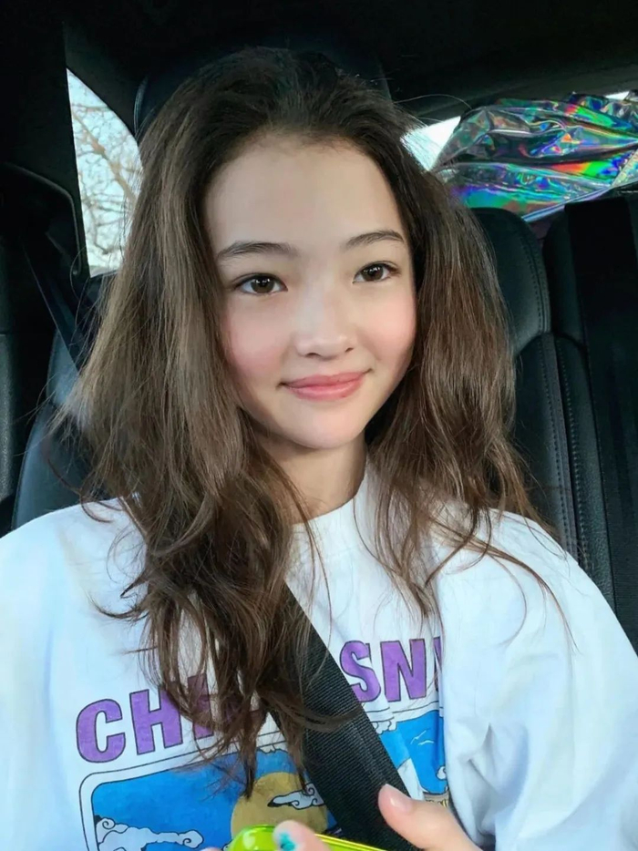 优渥的女孩～与blackpink的成员都有非常亲密的互动～jennie还贴心