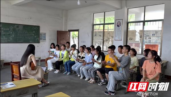2019年9月,陈婷通过教师招聘考试考入湘阴县,被分配在湘滨镇柳潭中学