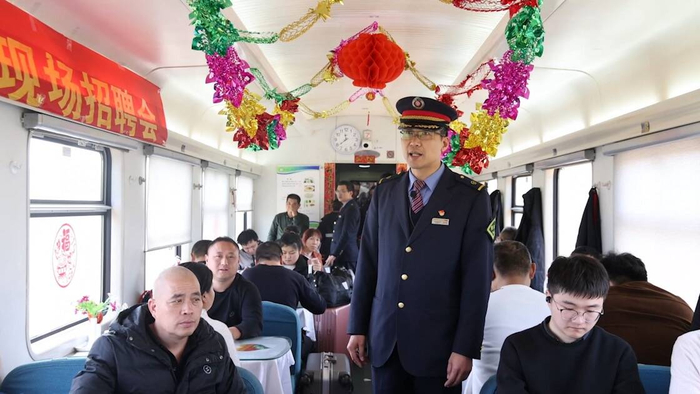 正月初十,济南客运段与深圳的6家企业在k1281次列车上举办了招聘会