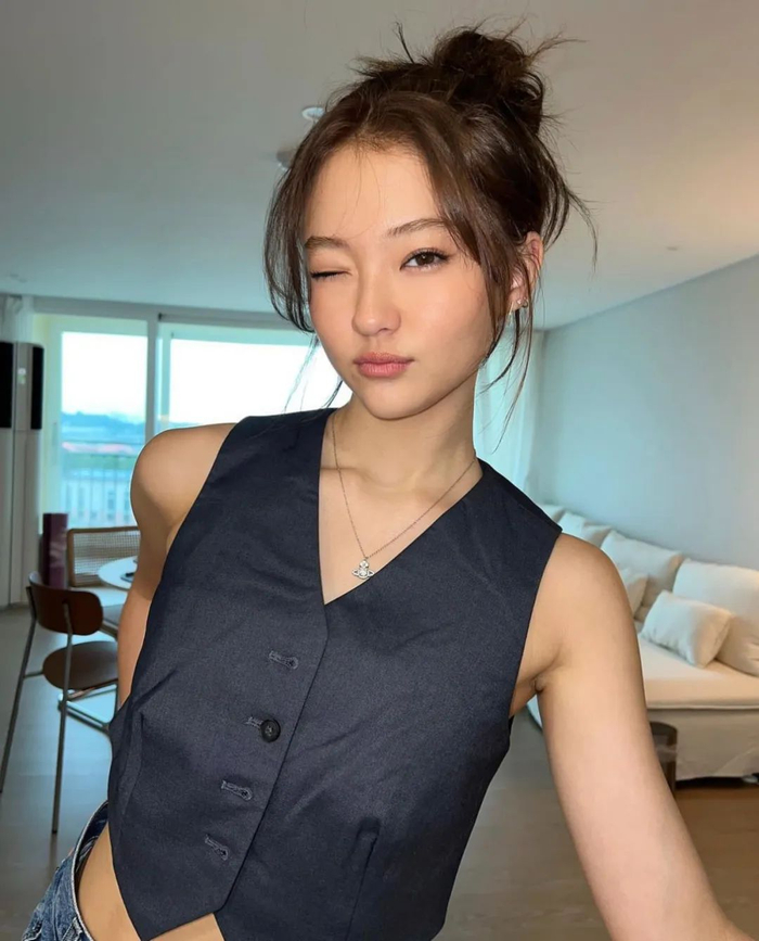 与blackpink的成员都有非常亲密的互动～jennie还贴心给她送上礼物