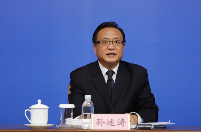 山东高密人,曾任菏泽市副市长,山东省委组织部副部长,威海市市长,威海