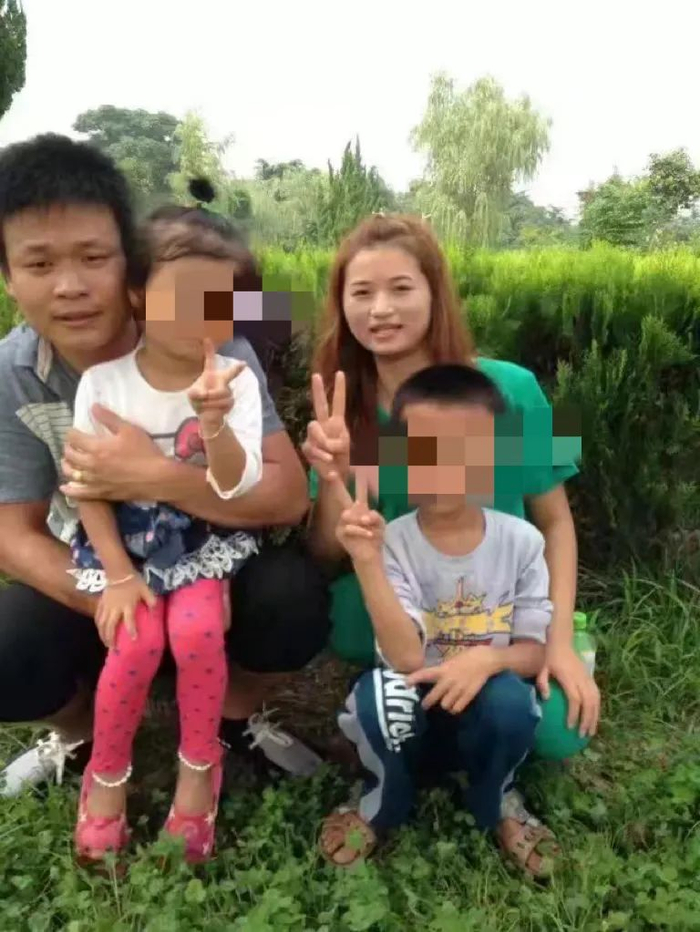 周云霞与丈夫、孩子的合影