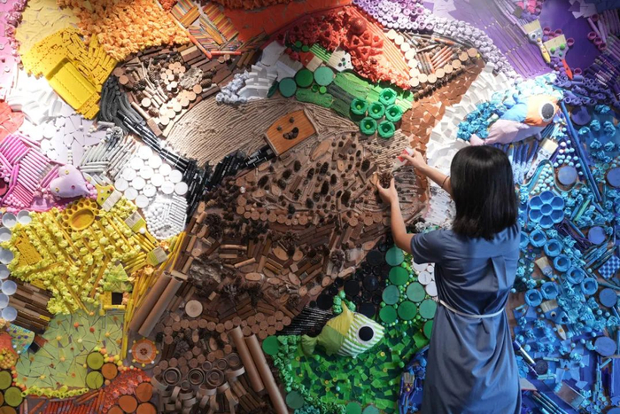 在重庆市北碚区缙云幼儿园美术室，一名教师在制作手工壁画，迎接同学们到来。秦廷富 摄