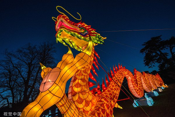 龙彩灯（图片来源：视觉中国）