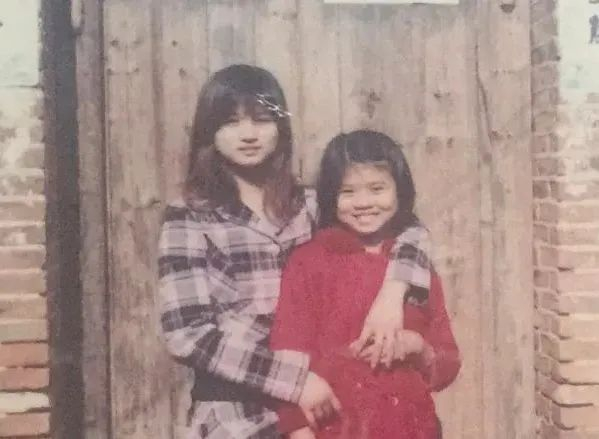 周云霞第一年到广州打工回来后，与妹妹拍的合影