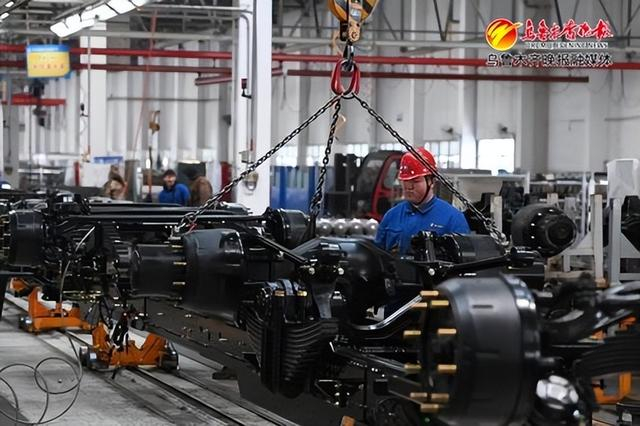 　　2月19日，在陕汽新疆汽车有限公司的总装车间，工人正在流水线组装作业。记者陈岩摄