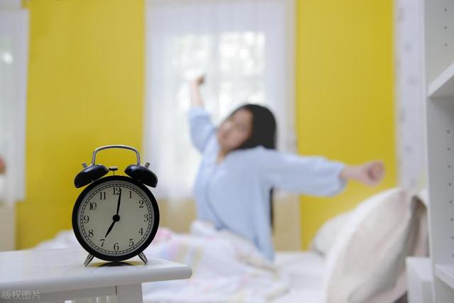 起床第一小时:8个「不该做」的事,你中招了吗?