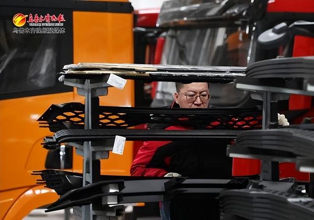 　　2月19日，在陕汽新疆汽车有限公司的总装车间，工人正在流水线组装作业。记者陈岩摄
