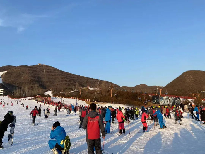 △北京的一处滑雪场人头攒动（图源：时代财经 王晨婷/摄）