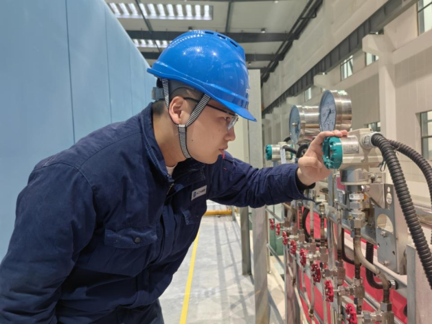▲巡检人员在检查设备运行情况。  摄影：宋雪春