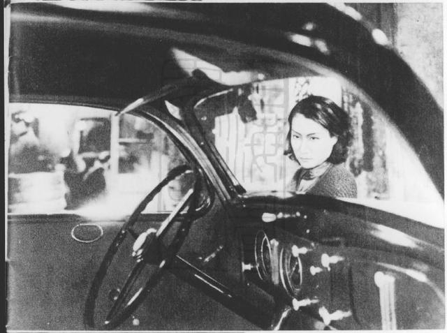 和陈鲤庭分居的那段时间,赵慧深的烟瘾,也变得越来越大了.