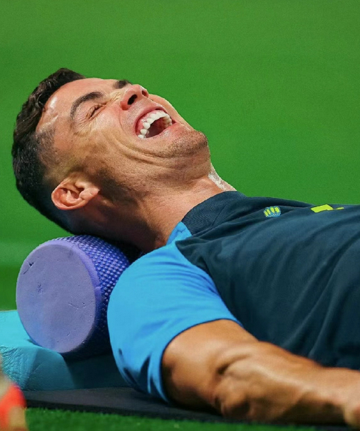 c罗社媒分享训练中大笑照片,并配文:"好的氛围"北京时间2月22日凌晨