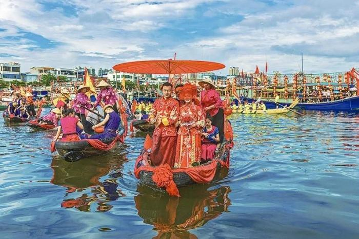 疍民以"舟楫"为家,以船代步,故婚嫁也以船代轿,水上婚嫁已列入非