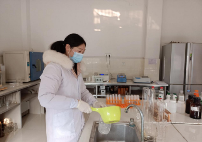 ▲赵力正在进行水质检测。 摄影：何泽忠