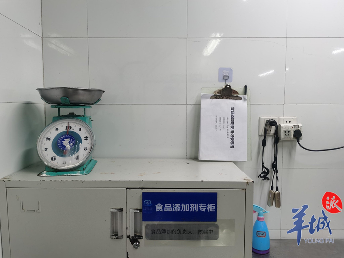 面点间的食品添加剂储存专柜执法人员检查食品添加剂使用情况针对家长
