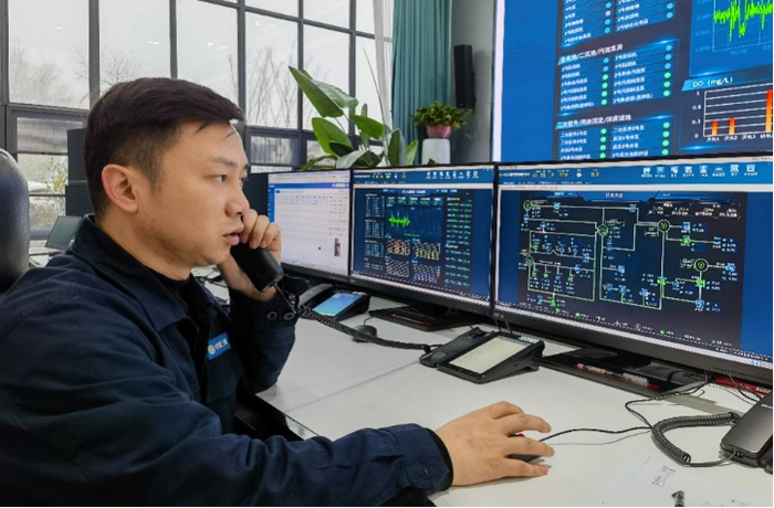 ▲文涛正通过智慧平台监控涉水设施。（长江环保集团供图）