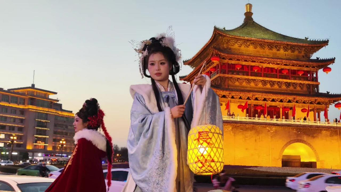 西安市中心的钟楼古装美女真多,这里成为打卡圣地