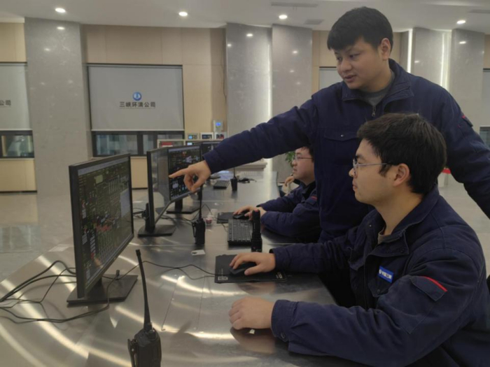 ▲吴桥林和值班员们正在监控各项数据参数。  摄影：宋雪春