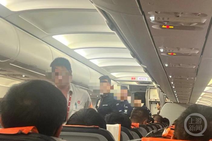 香港机场工作人员登机检查。受访者供图 
