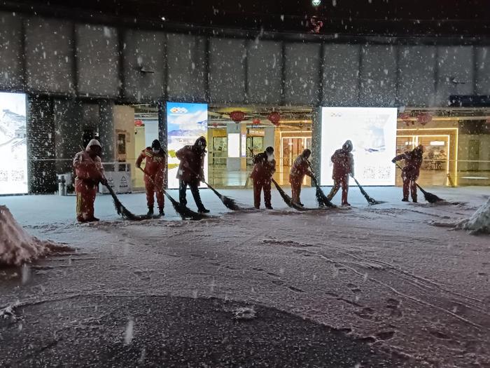 雪天安全提示和重點幫扶,會同鐵路部門,及時開放晚點,停運臨時候車區