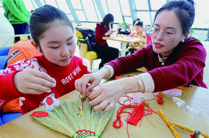 连云港市图书馆组织亲子吉祥扫帚手工制作活动