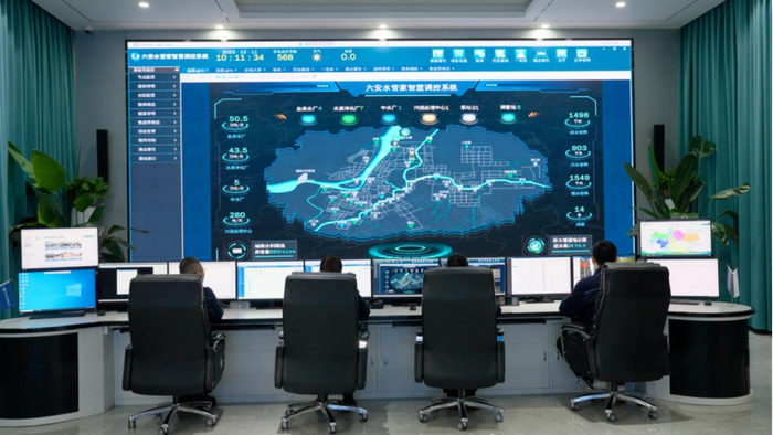 ▲集控中心工作人员值守在工作岗位。摄影：崔徐波