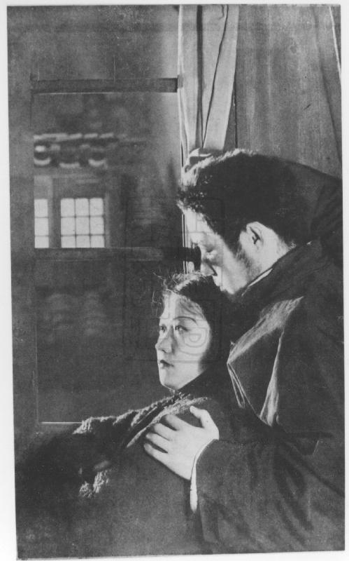 有一次,赵慧深到四川泸州进行演出,而陈鲤庭正在江安讲课.