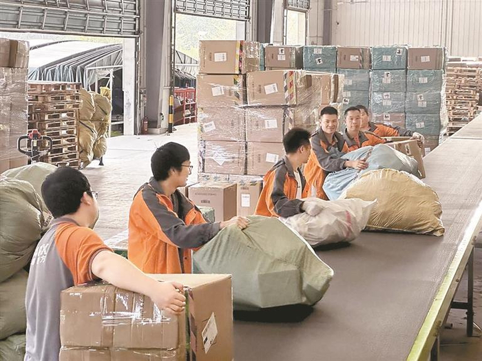 2月9日,许多公司都迎接春节假期,德远供应链有限公司的员工却像平常一