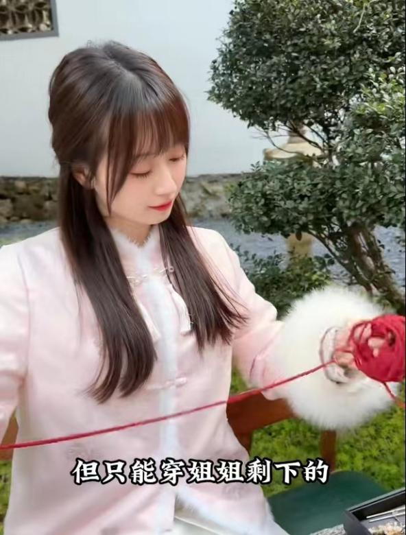 王又又赠衣传承中华文化 点亮大凉山留守女童新年新希望|彝族_新浪