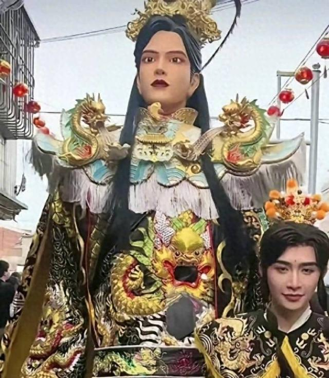 网红Cos“赵世子”参加游神遭痛批,普通人真的不能Cos神明吗?|漫展_新浪新闻