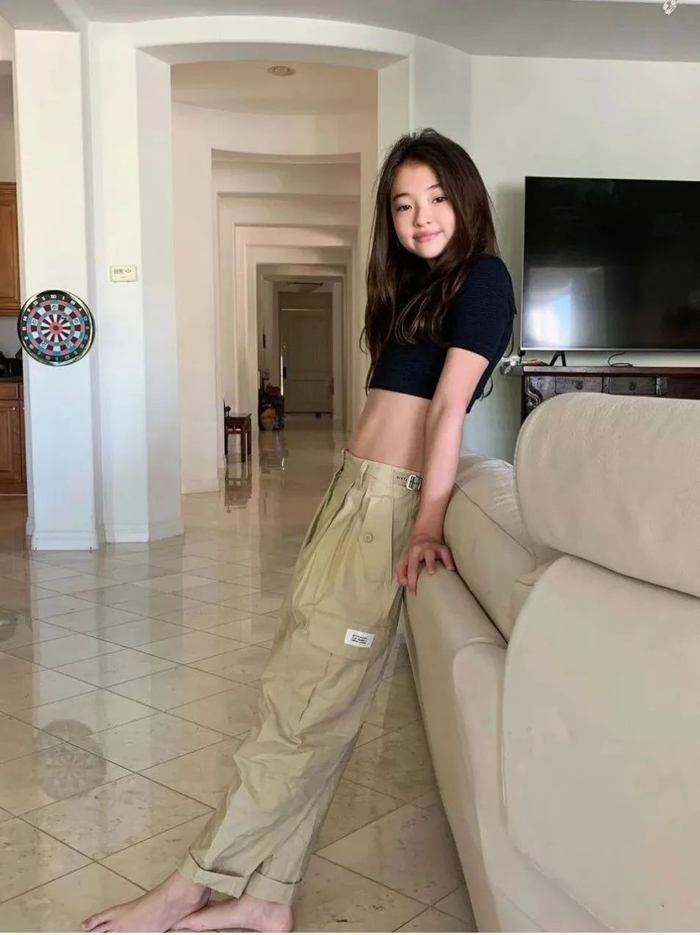 与blackpink的成员都有非常亲密的互动～jennie还贴心给她送上礼物