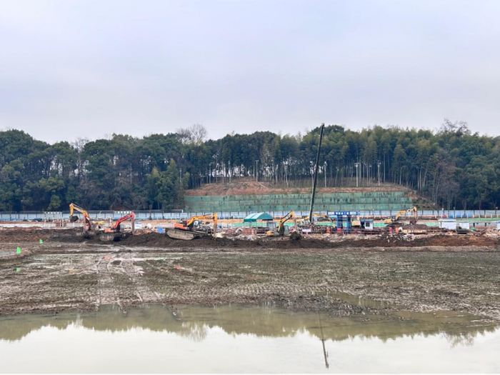 ▲数台挖掘机在进行湖底塑形作业。 摄影：刘邓玲