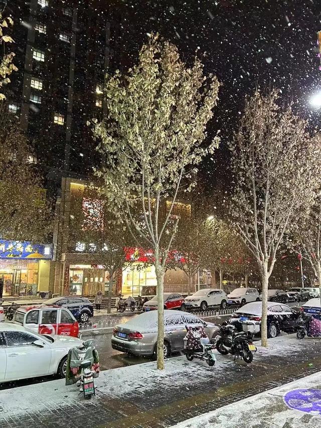 北京下雪啦~ 积雪结冰明显 注意出行安全