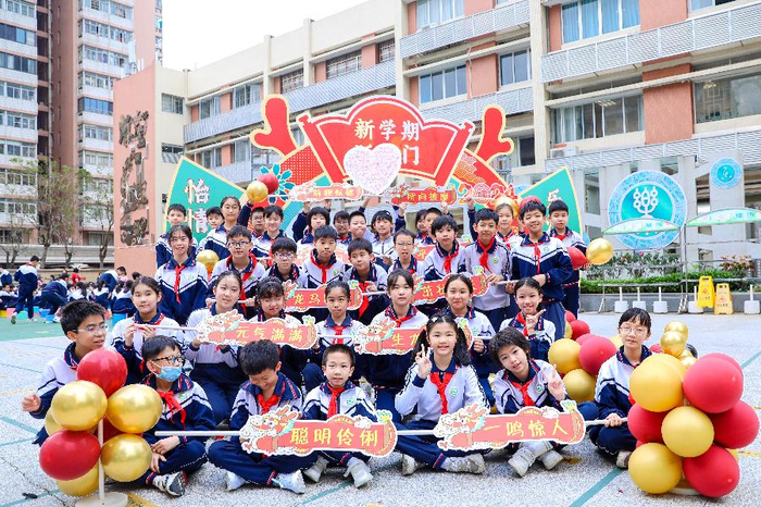 旭景小学门口一早就热闹非凡,舞龙队伍欢腾活跃,由高年级同学扮演的