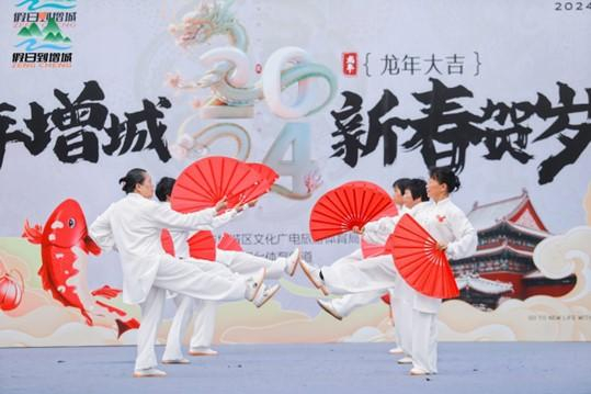 活动中,舒展大方的《太极双扇》,刚柔相济的《24式太极拳》,英姿飒爽
