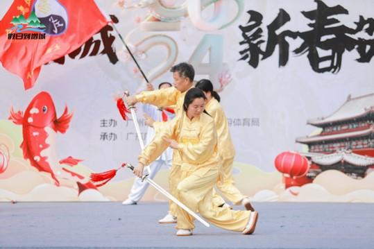 太极拳松柔优美,太极剑飘逸潇洒,而太极扇更是阴柔中透着豪迈之气