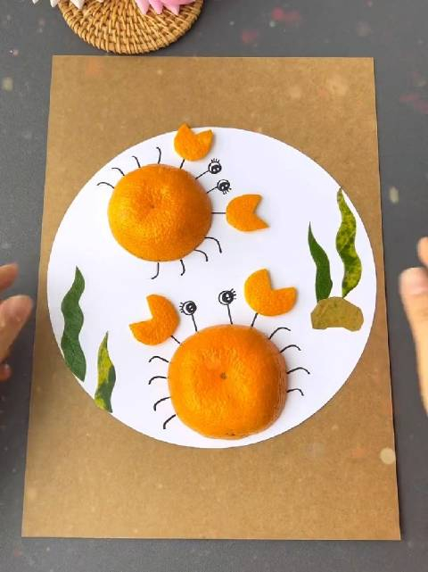 又到了吃橘子的季节啦橘子皮不要扔用来做可爱的小螃蟹吧
