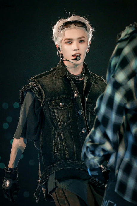 李泰容一出场好大欢呼声 不愧是编舞了全曲的ace|李泰容_新浪新闻