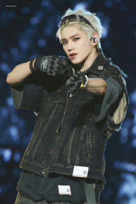 李泰容一出场好大欢呼声 不愧是编舞了全曲的ace|李泰容_新浪新闻