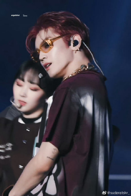 李泰容一出场好大欢呼声 不愧是编舞了全曲的ace|李泰容_新浪新闻