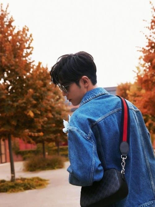19年肖战 米兰,好喜欢他穿这套牛仔啊,太帅啦|肖战_新浪新闻