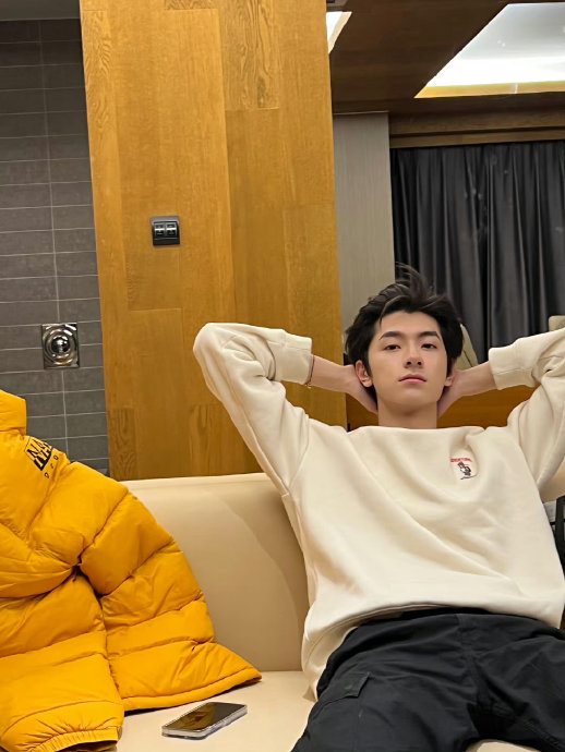 不好意思,帅哥的手真的戳我上了|林一_新浪新闻