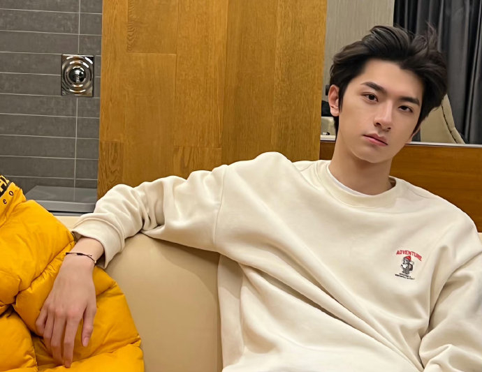 不好意思,帅哥的手真的戳我上了|林一_新浪新闻