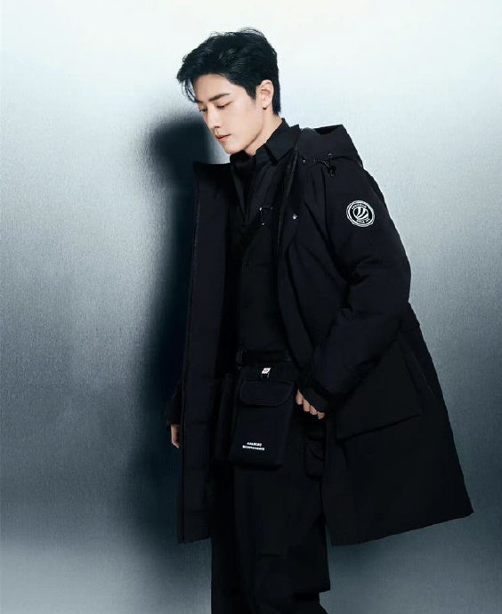 肖战穿着羽绒服外套都好高级啊!就像在t台走秀一样!_新浪新闻